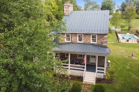 Farmhouse airbnb in Loudoun County Virginia